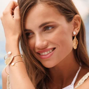 CAROLINE SVEDBOM ARMBÅND GOLDEN LEAF PEARL