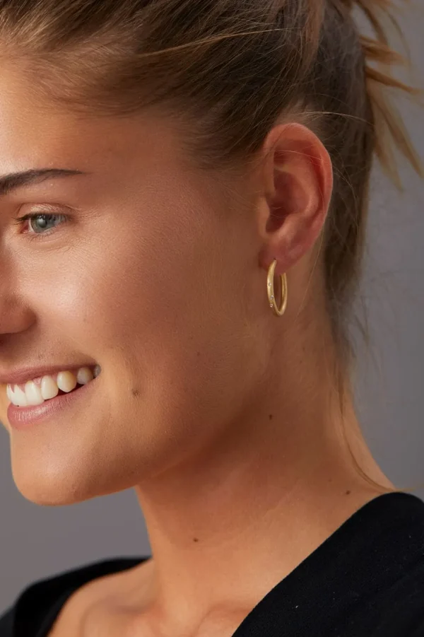 DULONG ØREDOBBER ESME HOOP SMALL MED DIAMANTER