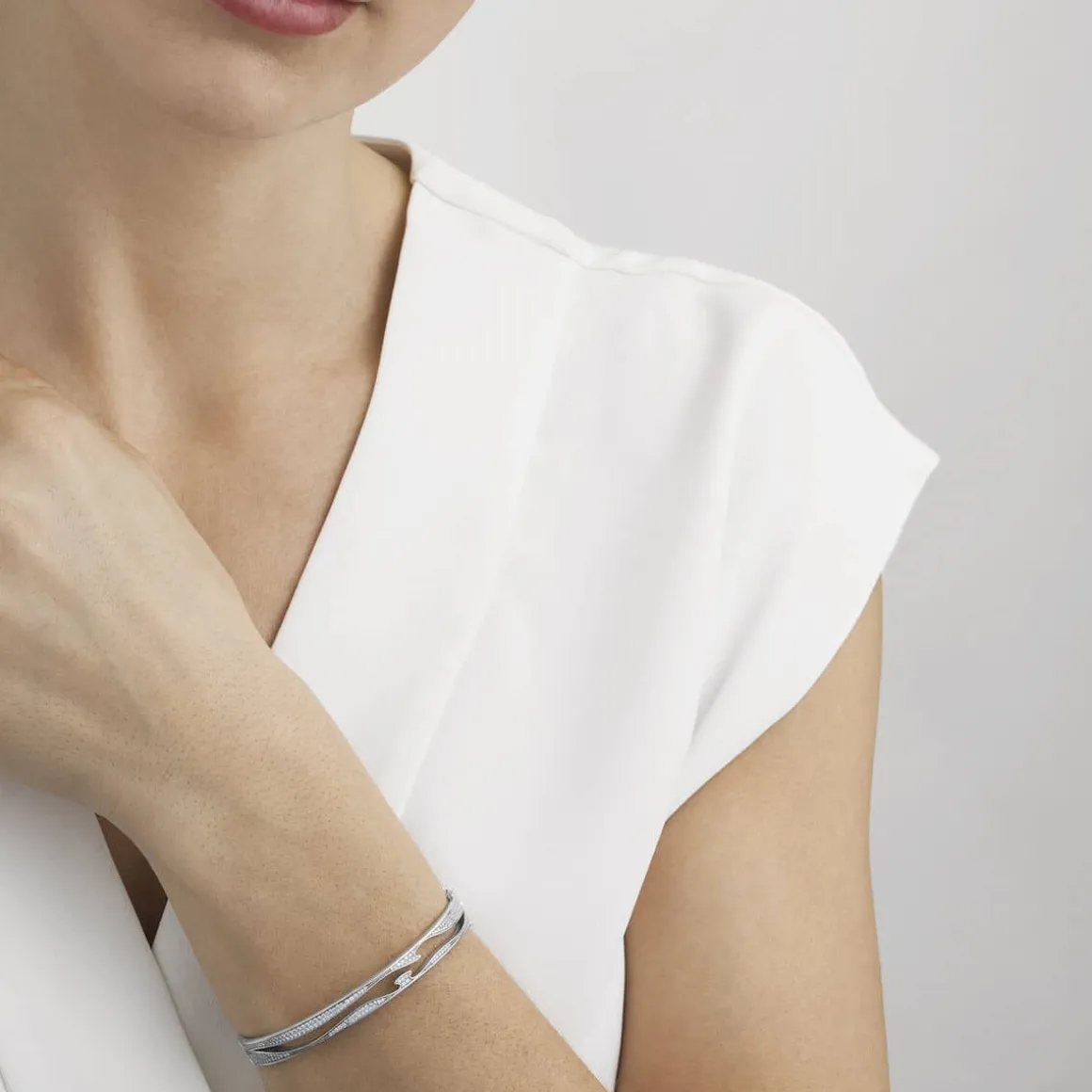 georg_jensen_armring_fusi_1-1.webp GEORG JENSEN ARMRING FUSION HVITTGULL MED DIAMANTER FULL PAVE