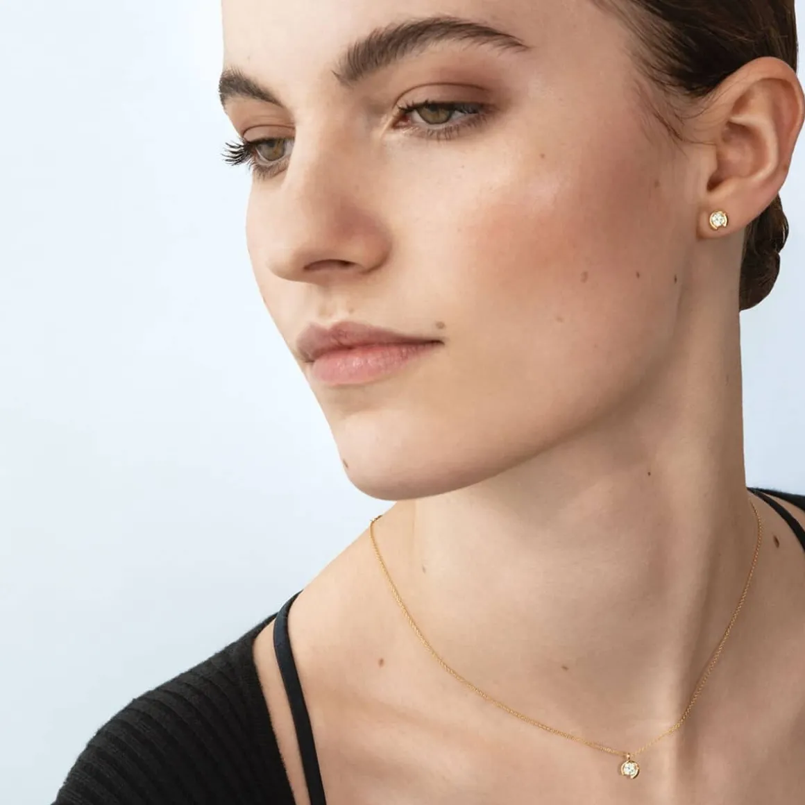 georg_jensen_enstens_hals_1-1.webp GEORG JENSEN ENSTENS HALSSKJEDE MERCY GULTGULL 0,10CT