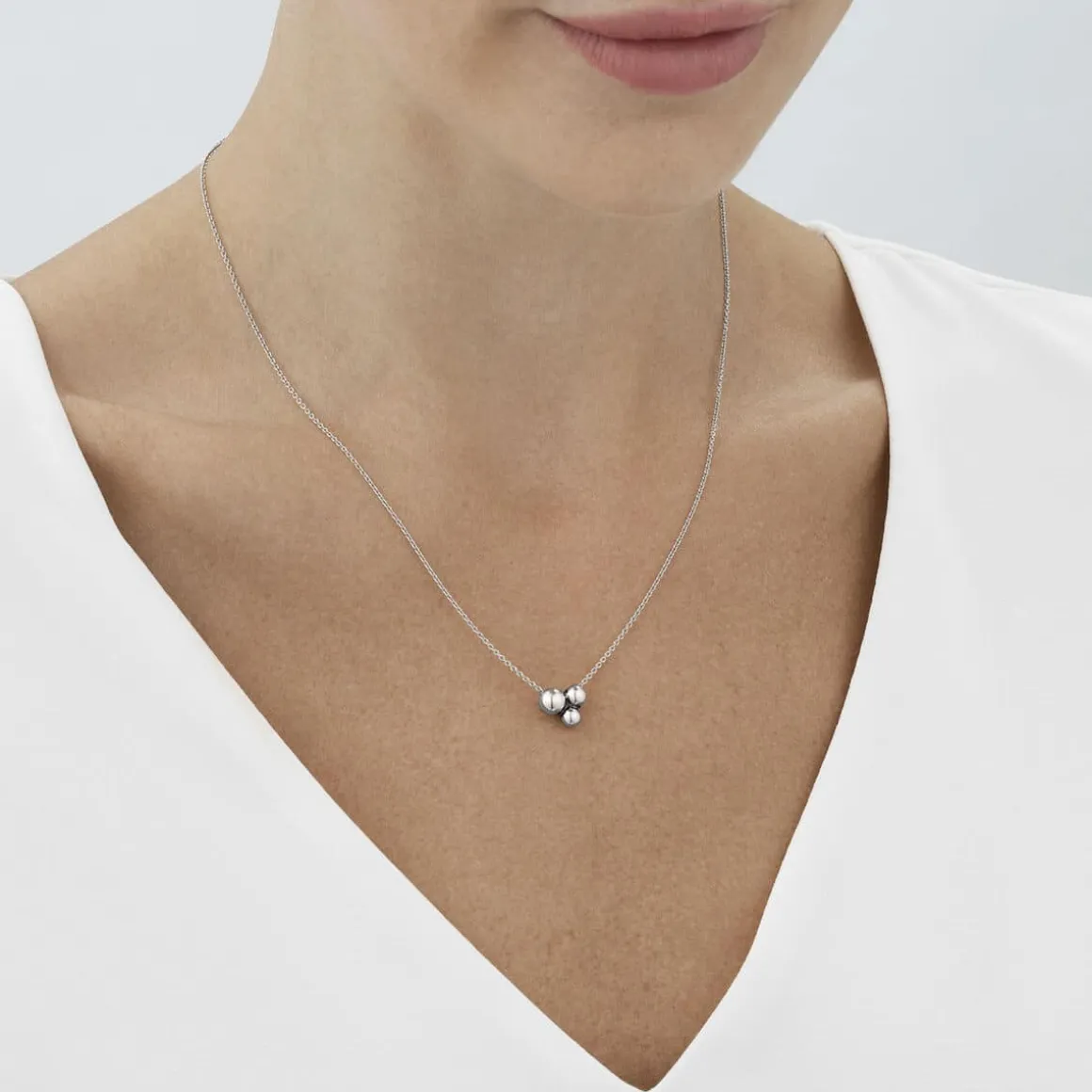 georg_jensen_kjede_med_an_1-6.webp GEORG JENSEN KJEDE MED ANHENG MOONLIGHT GRAPES SØLV MED DIAMANT