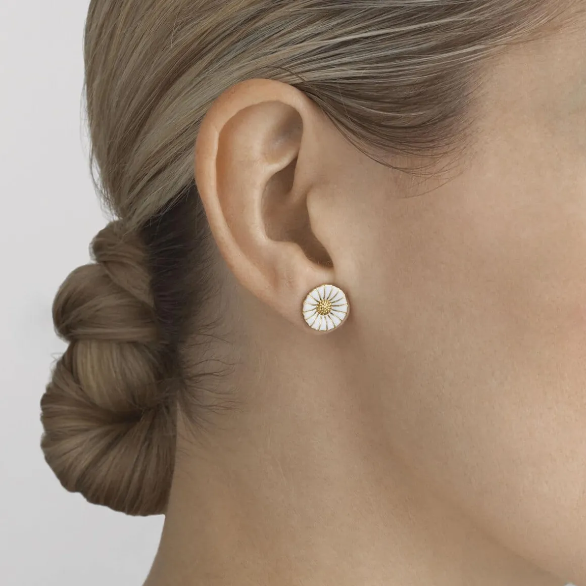 georg_jensen_redobber_dai_1-3.webp GEORG JENSEN ØREDOBBER DAISY FORGYLT SØLV OG HVIT EMALJE