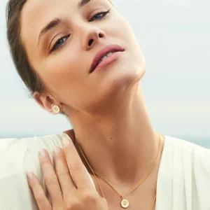 GEORG JENSEN ØREDOBBER DAISY FORGYLT SØLV OG HVIT EMALJE