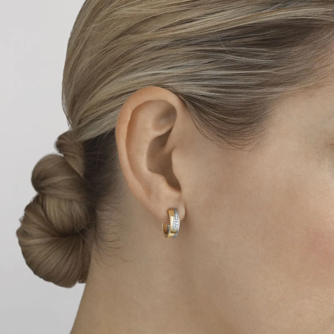 georg_jensen_redobber_fus_1.webp GEORG JENSEN ØREDOBBER FUSION GULL MED DIAMANTER