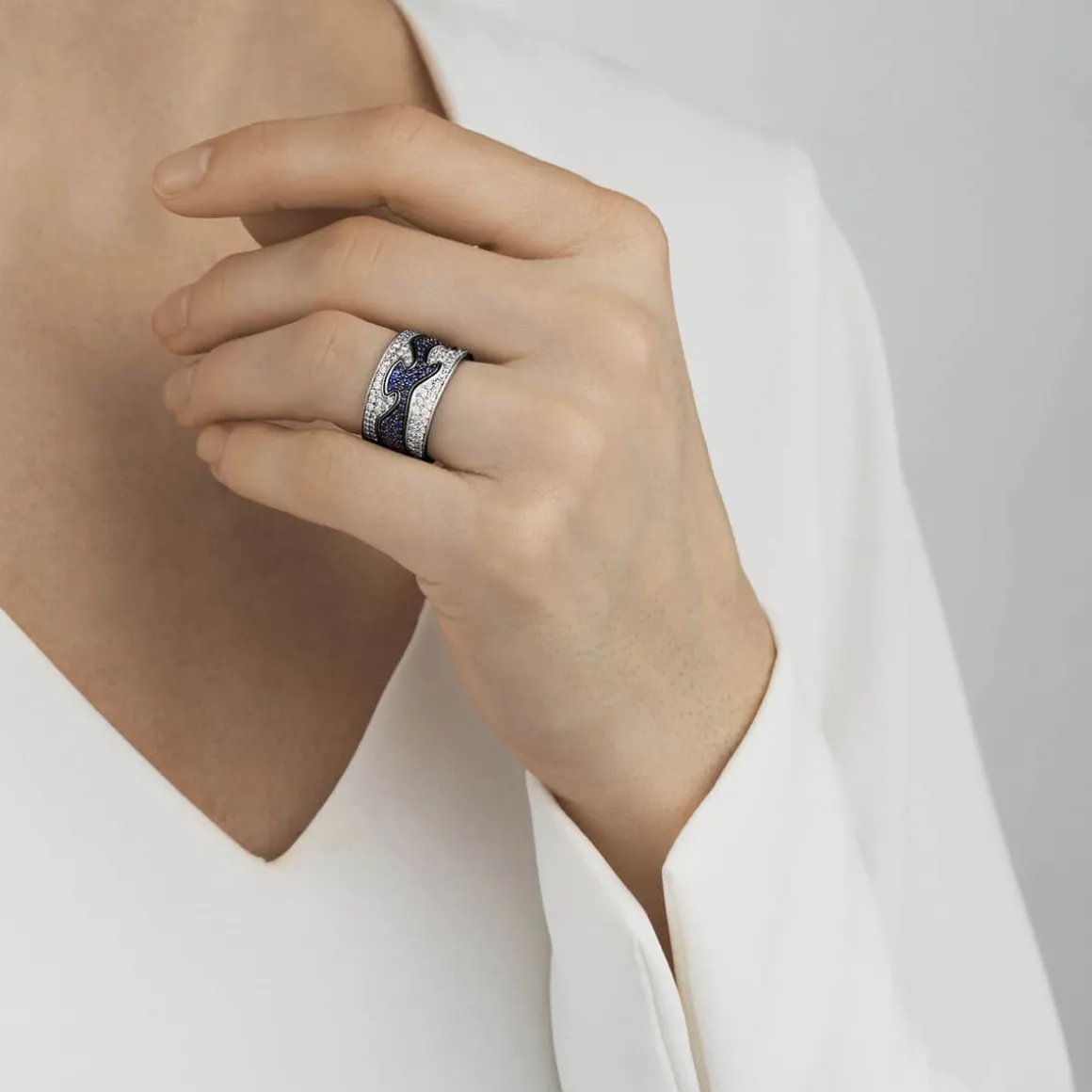 georg_jensen_ring_fusion__1-1.webp GEORG JENSEN RING FUSION SENTERRING HVITTGULL MED SAFIRER