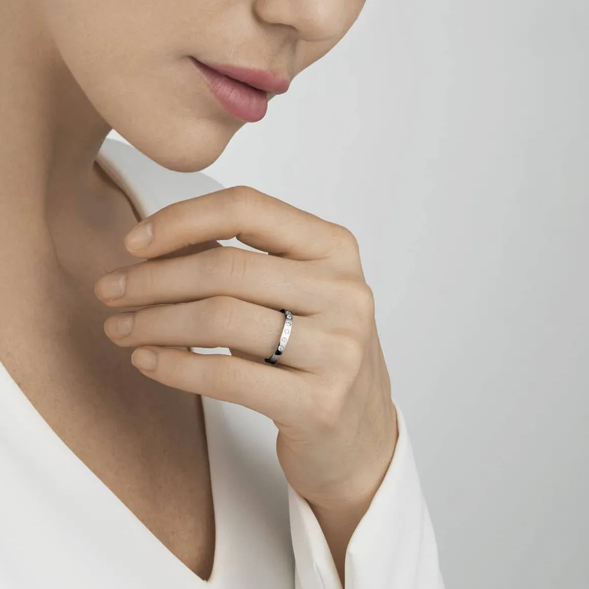 georg_jensen_ring_magic_h_1-1.webp GEORG JENSEN RING MAGIC HVITTGULL MED DIAMANTER