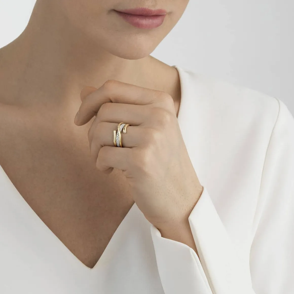 georg_jensen_ring_magic_h_2.webp GEORG JENSEN RING MAGIC HVITTGULL MED DIAMANTER