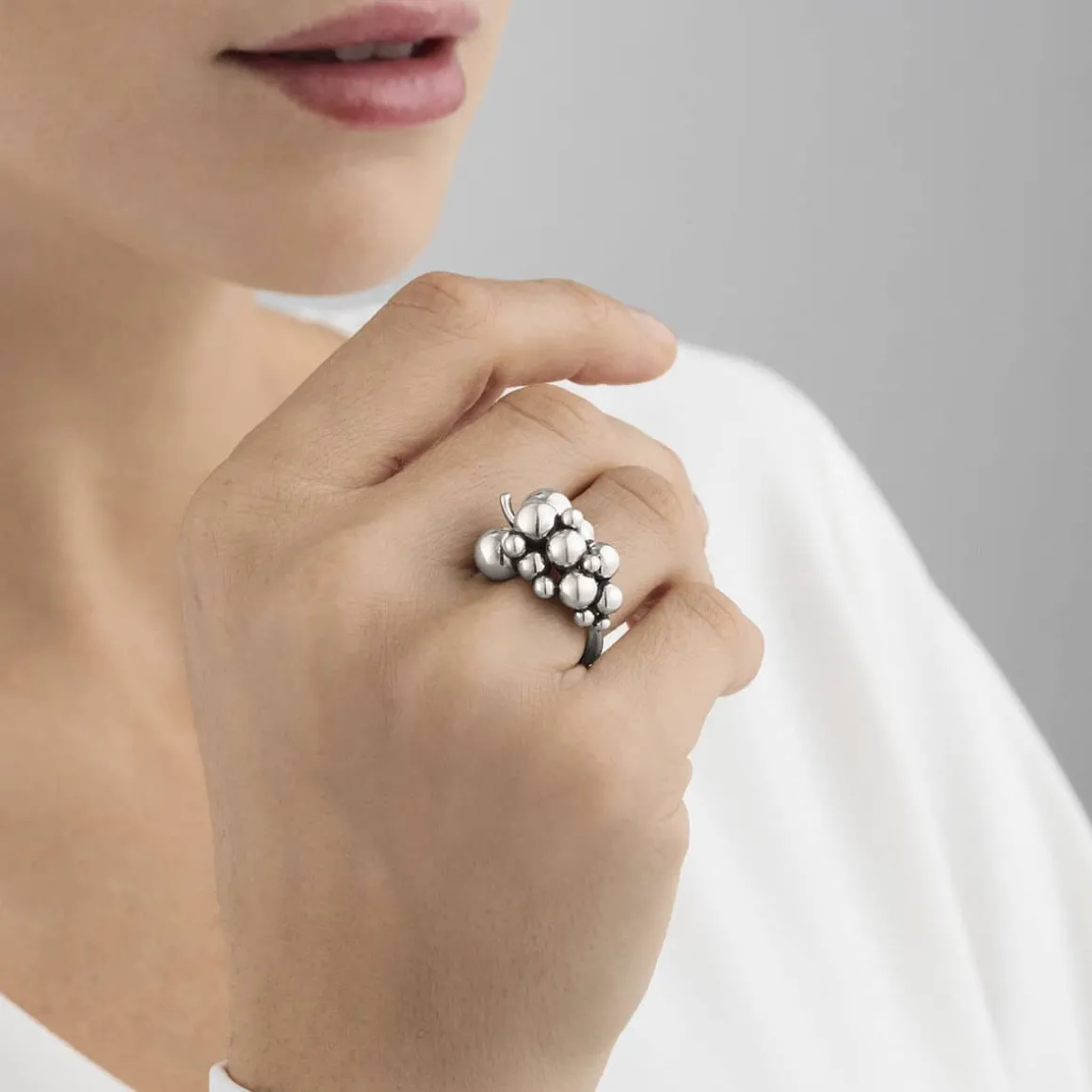 georg_jensen_ring_moonlig_1-3.webp GEORG JENSEN RING MOONLIGHT GRAPES SØLV LITEN