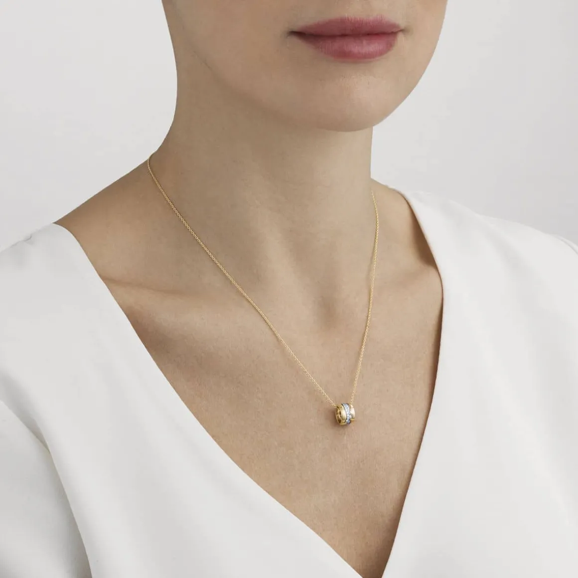 georg_jensen_smykke_fusio_1.webp GEORG JENSEN SMYKKE FUSION MED ANHENG OG DIAMANTER