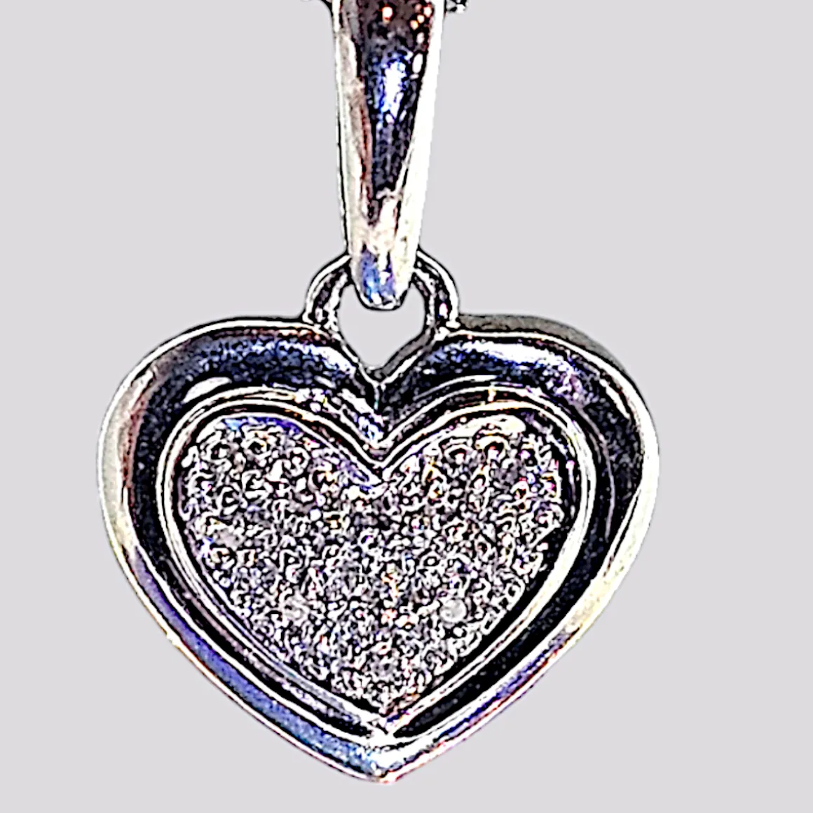 hellman_vintage_anheng_hj_1.webp HELLMAN VINTAGE ANHENG HJERTE MED DIAMANTER