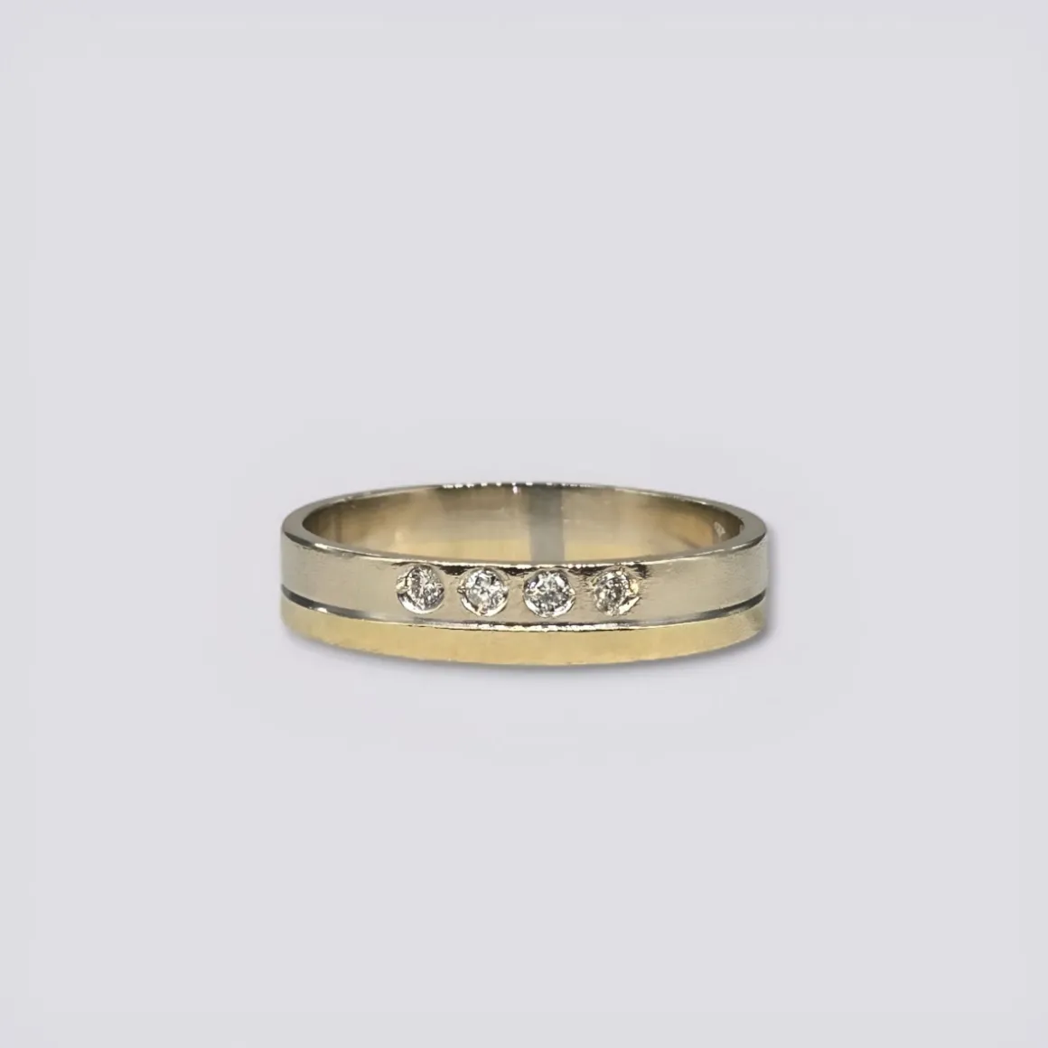 hellman_vintage_ring__far_0-1.webp HELLMAN VINTAGE RING 2 FARGET MED DIAMANTER
