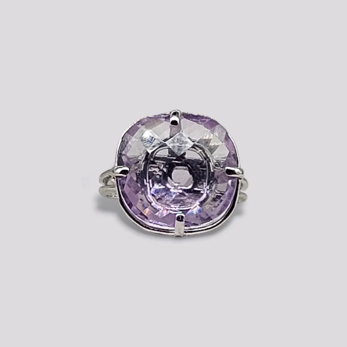 hellman_vintage_ring_i_hv_0.webp HELLMAN VINTAGE RING I HVITTGULL MED AMETYST