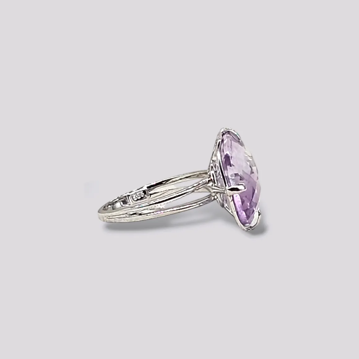 hellman_vintage_ring_i_hv_1.webp HELLMAN VINTAGE RING I HVITTGULL MED AMETYST