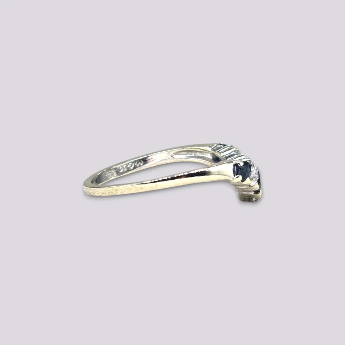 hellman_vintage_ring_med__1-18.webp HELLMAN VINTAGE RING MED SAFIRER OG DIAMANTER