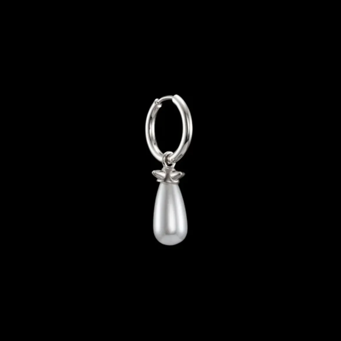 maria_nilsdotter_redobber_1-3.webp MARIA NILSDOTTER ØREDOBBER PEARL TEAR