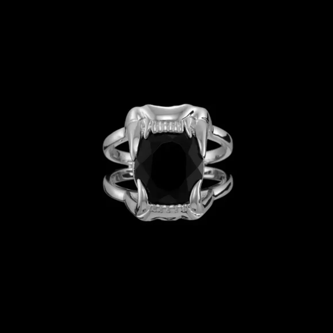maria_nilsdotter_ring_jaw_0.webp MARIA NILSDOTTER RING JAW STONE SORT SPINELL