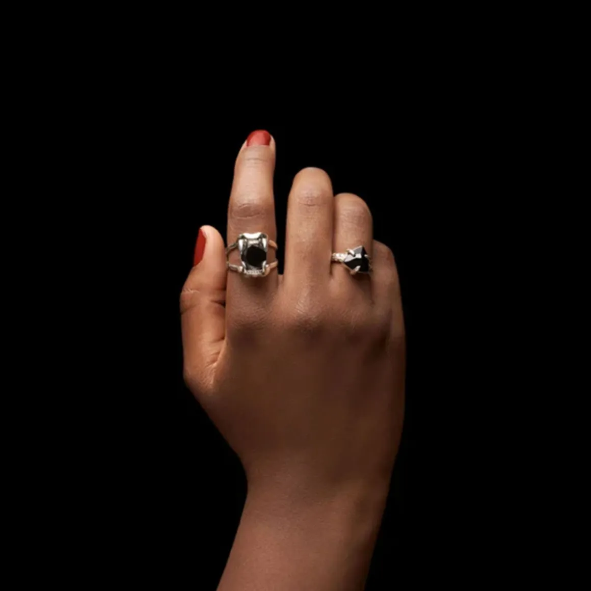 maria_nilsdotter_ring_jaw_1.webp MARIA NILSDOTTER RING JAW STONE SORT SPINELL