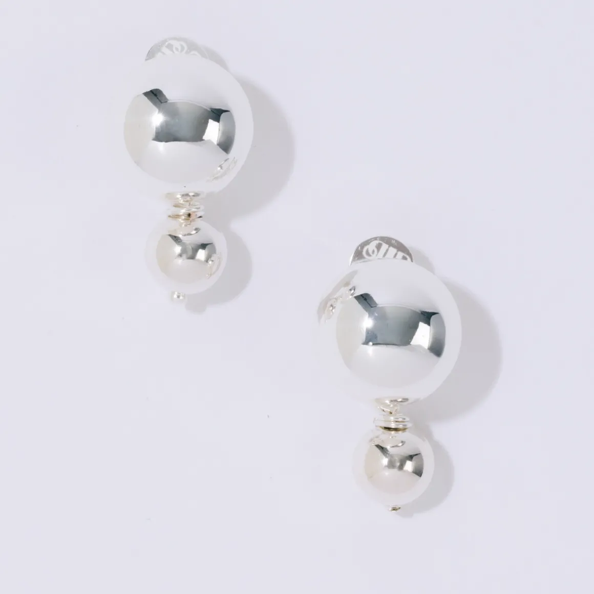 pearl_octopussy_redobber__1-1.webp PEARL OCTOPUSS.Y ØREDOBBER VENUS STUDS