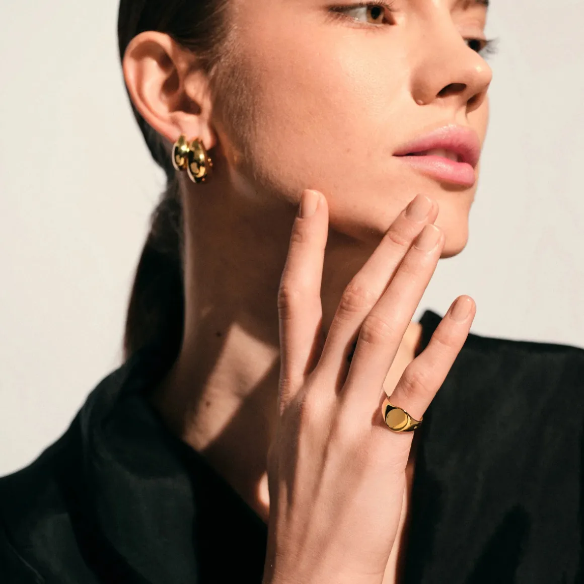 tom_wood_ring_mini_signet_2.webp TOM WOOD RING MINI SIGNET GOLD