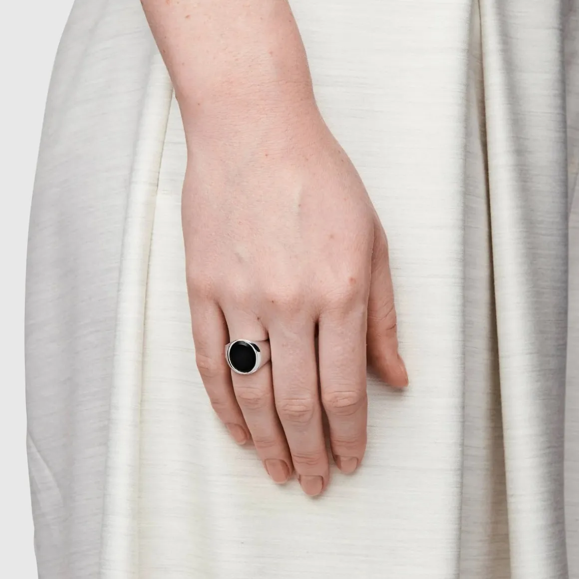 tom_wood_ring_oval_black__2.webp TOM WOOD RING OVAL BLACK ONYX