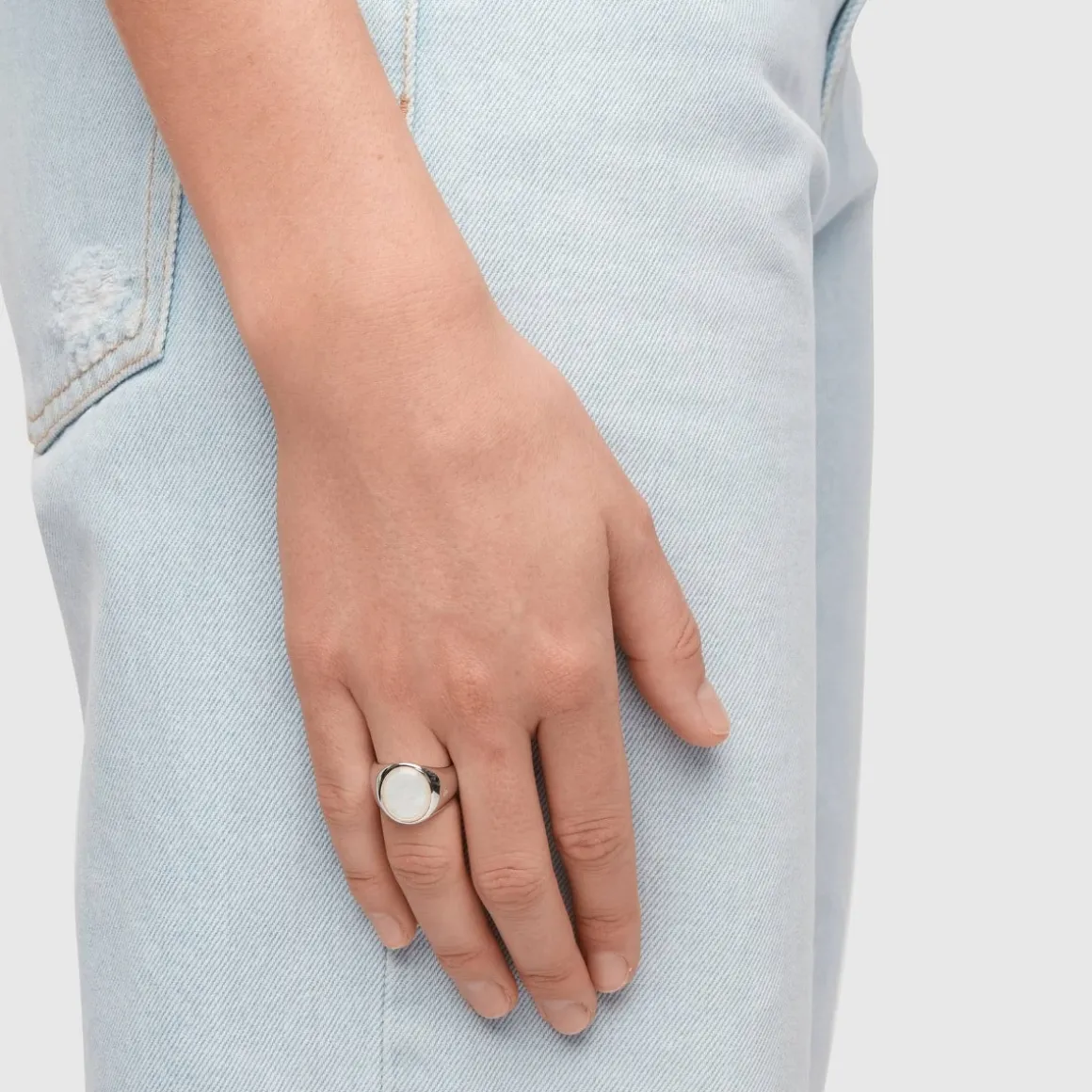 tom_wood_ring_oval_white__2.webp TOM WOOD RING OVAL WHITE MOTHER OF PEARL
